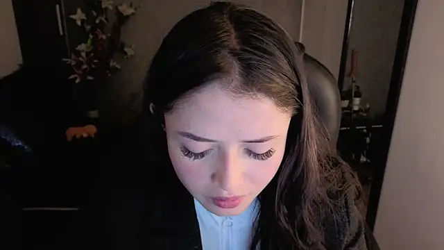 Snapshot of almma_shy chatting on 10-30-25, 02:40 almma shy online show from 10-30-25, 02:40