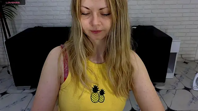 SmilingEmily  online show from 03-18-25, 07:30
