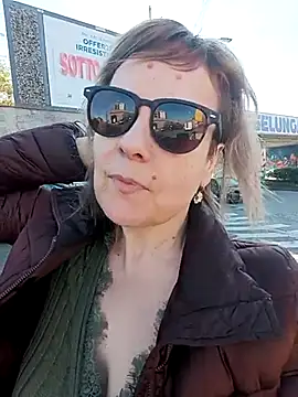 Snapshot of Sunbelxx chatting on 03-17-25, 03:18 Sunbelxx online show from 03-17-25, 03:18