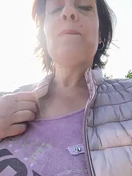 Snapshot of Sunbelxx chatting on 10-18-25, 12:39 Sunbelxx online show from 10-18-25, 12:39