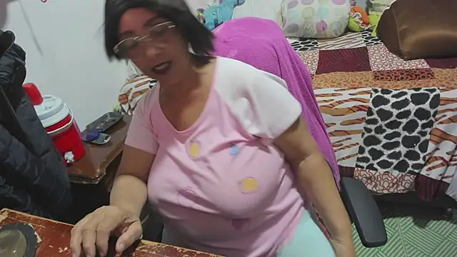 Snapshot of Mrs_mommy_ chatting on 02-25-26, 11:25 Mrs mommy online show from 02-25-26, 11:25