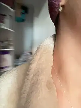 Snapshot of HotXMom chatting on 02-19-26, 07:48 HotXMom online show from 02-19-26, 07:48