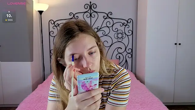 Snapshot of Ksuhesa chatting on 10-10-25, 02:10 Ksuhesa online show from 10-10-25, 02:10