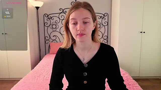 Snapshot of Ksuhesa chatting on 10-17-25, 02:04 Ksuhesa online show from 10-17-25, 02:04