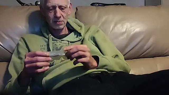 Snapshot of brenzs chatting on 11-21-25, 09:13 brenzs online show from 11-21-25, 09:13