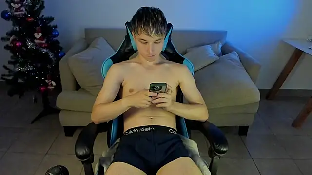 Snapshot of marcusmit chatting on 12-19-24, 06:23 marcusmit online show from 12-19-24, 06:23