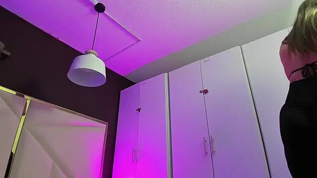 April bowie online show from 11-21-25, 11:31