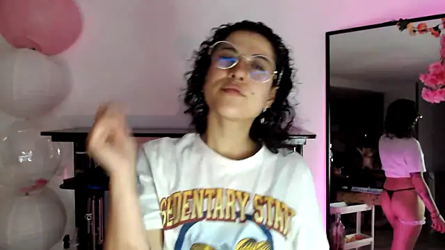 Snapshot of Hellen_dumont chatting on 03-18-26, 02:04 Hellen dumont online show from 03-18-26, 02:04