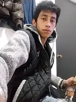 Flaquito pitudo online show from 12-15-24, 05:23