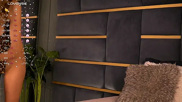 Snapshot of CynthiaWest chatting on 02-07-25, 04:06 CynthiaWest online show from 02-07-25, 04:06