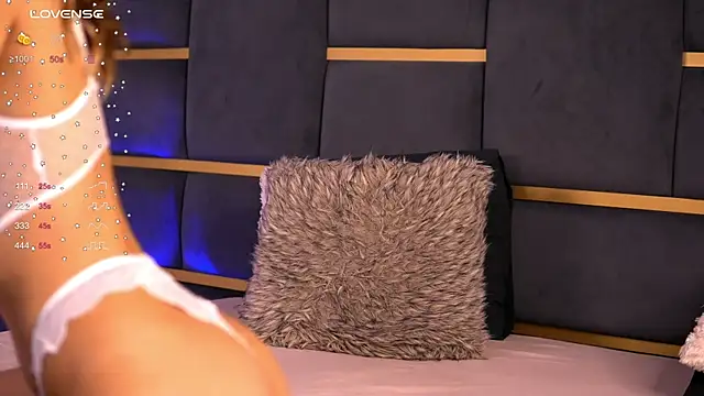 Snapshot of CynthiaWest chatting on 03-10-25, 07:10 CynthiaWest online show from 03-10-25, 07:10