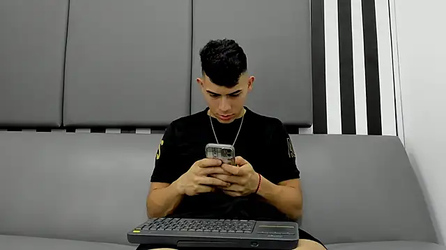 andrew rose  online show from 12-24-24, 03:49