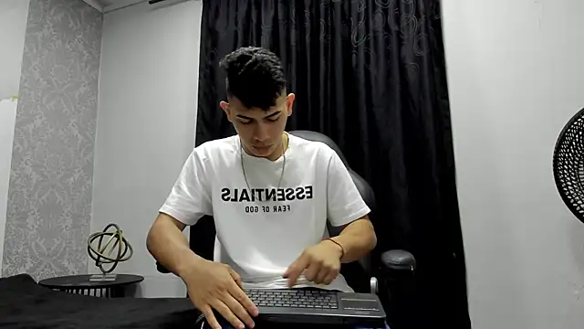 andrew rose  online show from 12-25-24, 03:49