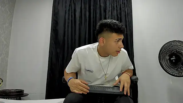 andrew rose  online show from 02-21-25, 04:40