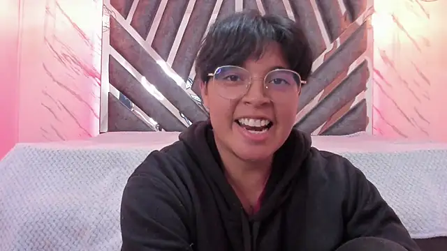 Snapshot of Emmapark_ chatting on 02-15-25, 01:10 Emmapark  online show from 02-15-25, 01:10
