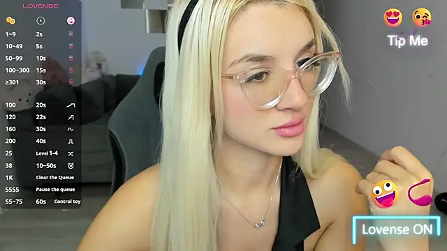 Snapshot of LovelyBianca chatting on 10-18-25, 08:53 LovelyBianca online show from 10-18-25, 08:53