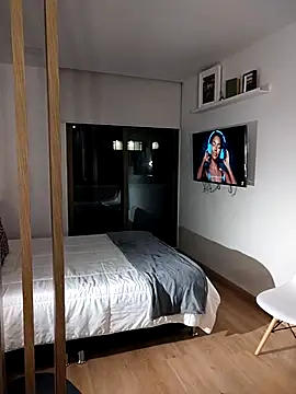 Charlotte Bayron online show from 10-31-25, 01:17