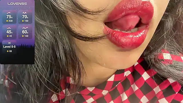 Snapshot of Spice-Summi chatting on 12-15-24, 08:41 Spice-Summi online show from 12-15-24, 08:41