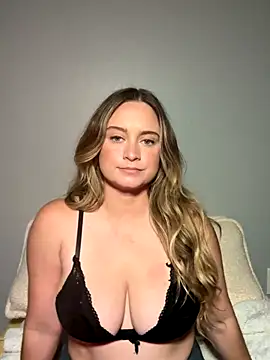 Snapshot of Sophie_Raegan chatting on 10-15-25, 11:54 Sophie Raegan online show from 10-15-25, 11:54