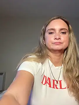 Snapshot of Sophie_Raegan chatting on 04-16-26, 02:18 Sophie Raegan online show from 04-16-26, 02:18