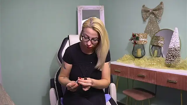 Snapshot of CelineConner chatting on 12-17-24, 05:07 CelineConner online show from 12-17-24, 05:07
