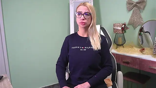 Snapshot of CelineConner chatting on 01-03-25, 05:06 CelineConner online show from 01-03-25, 05:06