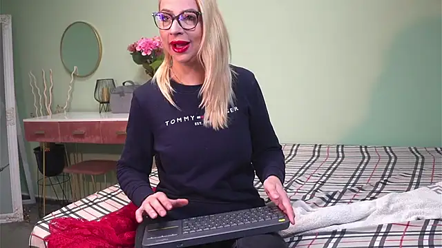 Snapshot of CelineConner chatting on 01-17-25, 08:13 CelineConner online show from 01-17-25, 08:13