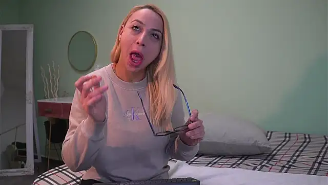 Snapshot of CelineConner chatting on 01-21-25, 05:05 CelineConner online show from 01-21-25, 05:05