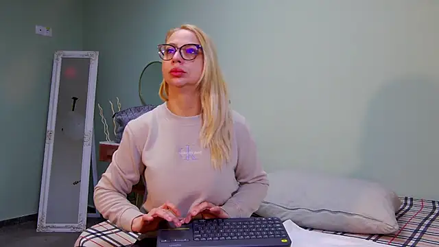 Snapshot of CelineConner chatting on 01-29-25, 05:09 CelineConner online show from 01-29-25, 05:09