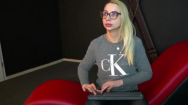 Snapshot of CelineConner chatting on 02-11-25, 05:16 CelineConner online show from 02-11-25, 05:16