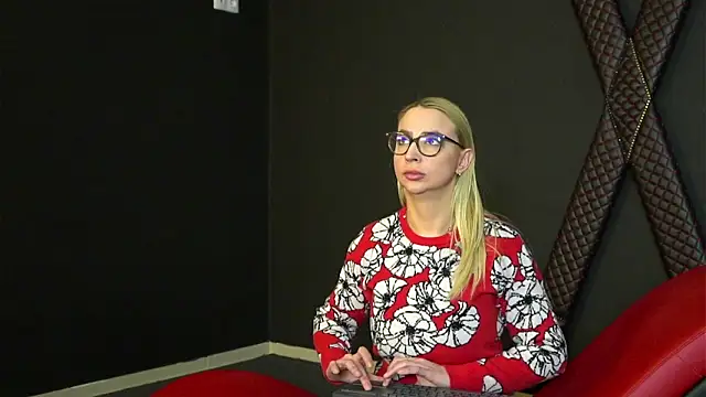Snapshot of CelineConner chatting on 02-17-25, 08:52 CelineConner online show from 02-17-25, 08:52
