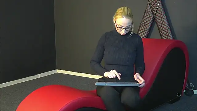 Snapshot of CelineConner chatting on 03-10-25, 05:11 CelineConner online show from 03-10-25, 05:11