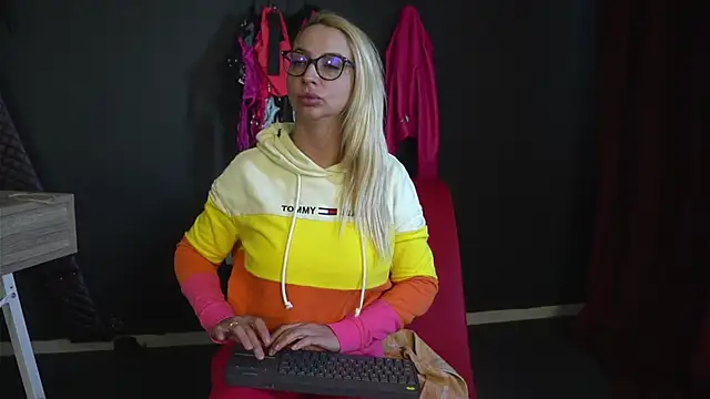 Snapshot of CelineConner chatting on 09-16-25, 04:46 CelineConner online show from 09-16-25, 04:46