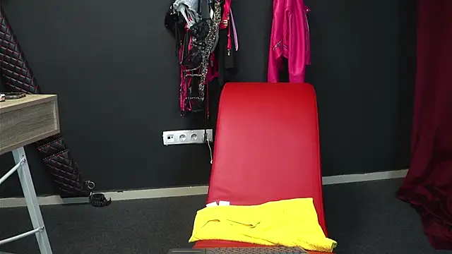 Snapshot of CelineConner chatting on 10-10-25, 04:11 CelineConner online show from 10-10-25, 04:11