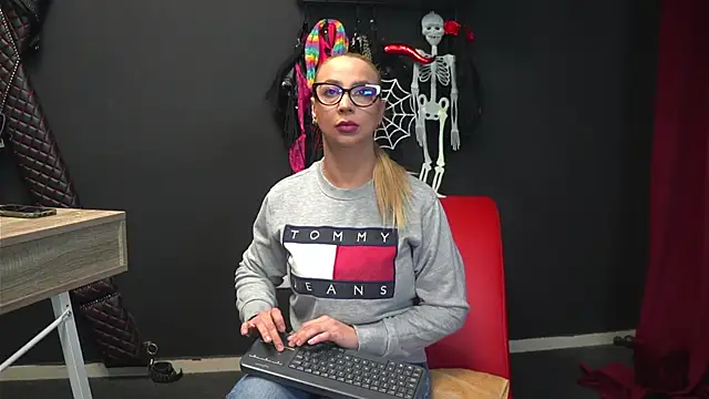 Snapshot of CelineConner chatting on 10-27-25, 05:11 CelineConner online show from 10-27-25, 05:11