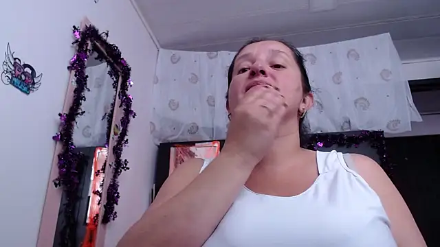 Snapshot of CristialJones_ chatting on 10-20-25, 02:17 CristialJones online show from 10-20-25, 02:17