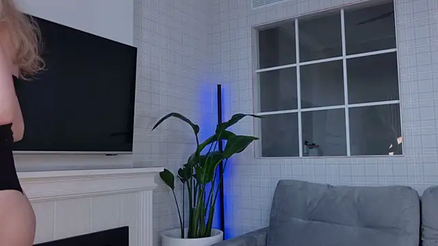 Snapshot of WelliCaren chatting on 04-08-26, 12:27 WelliCaren online show from 04-08-26, 12:27