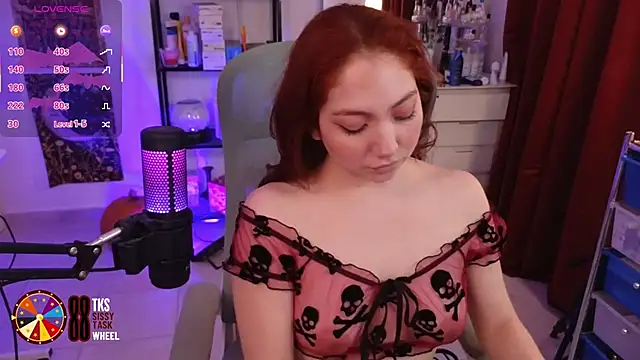 Snapshot of LilyVelvett chatting on 10-21-25, 03:07 LilyVelvett online show from 10-21-25, 03:07