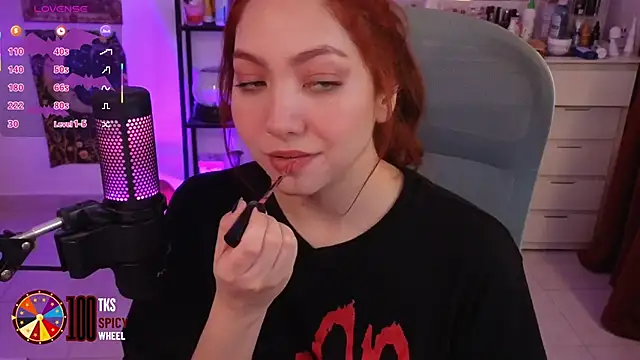 Snapshot of LilyVelvett chatting on 10-22-25, 03:51 LilyVelvett online show from 10-22-25, 03:51