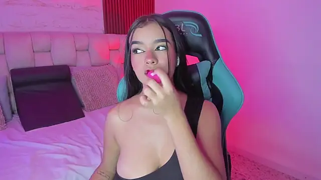 Snapshot of SophiaWylde chatting on 10-07-25, 05:26 SophiaWylde online show from 10-07-25, 05:26