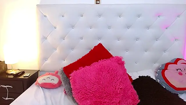 Snapshot of queenie_star chatting on 12-17-24, 12:12 queenie star online show from 12-17-24, 12:12