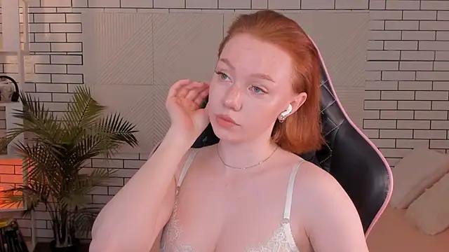 foxyMistrees online show from 12-15-24, 11:53