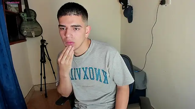 Snapshot of Ares_Johnson chatting on 01-28-25, 01:39 Ares Johnson online show from 01-28-25, 01:39