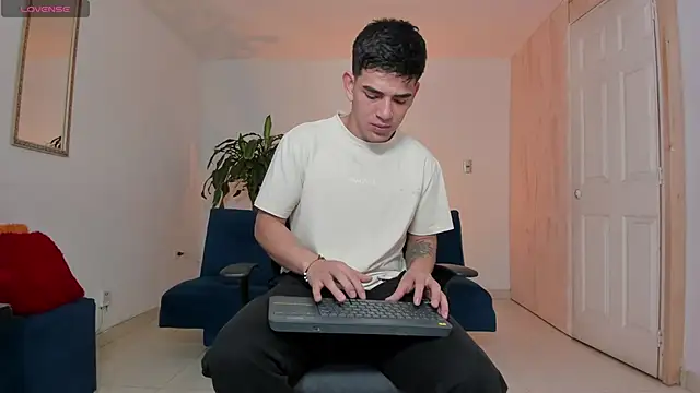 Snapshot of Ares_Johnson chatting on 10-05-25, 01:37 Ares Johnson online show from 10-05-25, 01:37