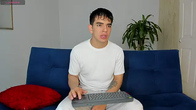 Snapshot of Ares_Johnson chatting on 10-27-25, 01:37 Ares Johnson online show from 10-27-25, 01:37