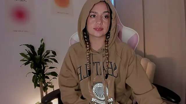 Snapshot of LittleSofia_ chatting on 01-02-25, 02:11 LittleSofia online show from 01-02-25, 02:11