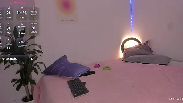 Snapshot of LittleSofia_ chatting on 02-13-25, 02:23 LittleSofia online show from 02-13-25, 02:23
