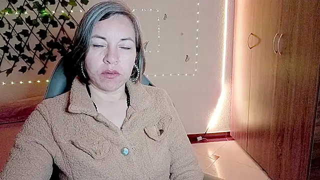 Lady breaks hearts online show from 11-19-25, 09:42