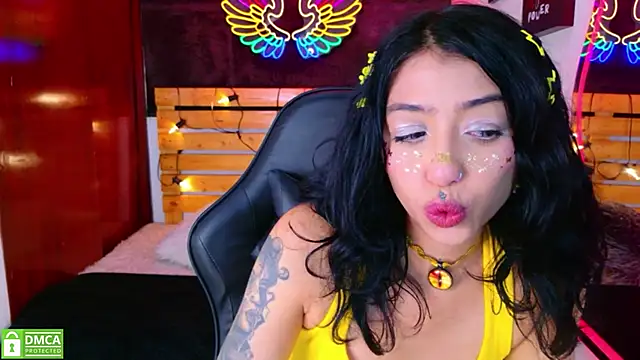 Snapshot of REDHOTTER_ chatting on 04-17-26, 08:01 REDHOTTER online show from 04-17-26, 08:01