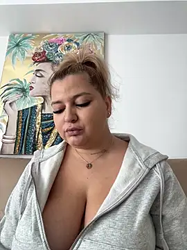 Snapshot of AllysonK chatting on 01-17-25, 12:10 AllysonK online show from 01-17-25, 12:10